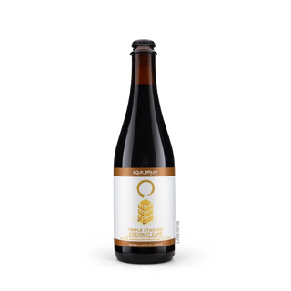 Botella de cerveza Imperial Stout EQUILIBRIUM Triple Stacked Coconut Cake con coco rallado, vainilla de Madagascar y almendra, etiqueta blanca con diseño minimalista dorado